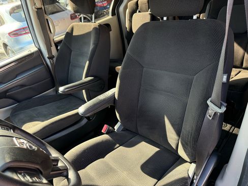 Used 2018 Dodge Grand Caravan SE w/ UConnect Hands-Free Group image 6