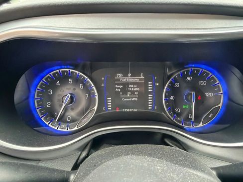 Used 2018 Chrysler Pacifica Touring Plus FWD image 4