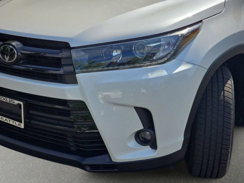 Used 2019 Toyota Highlander SE w/ Nightshade Edition AWD/4WD image 35