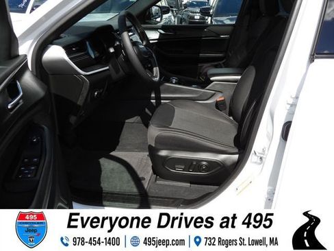 Used 2025 Jeep Grand Cherokee Laredo X AWD/4WD image 16