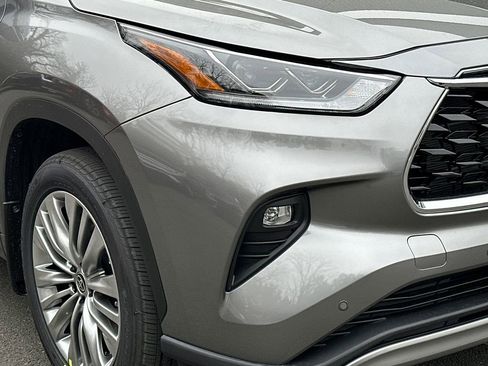 New 2026 Toyota Highlander Platinum image 12