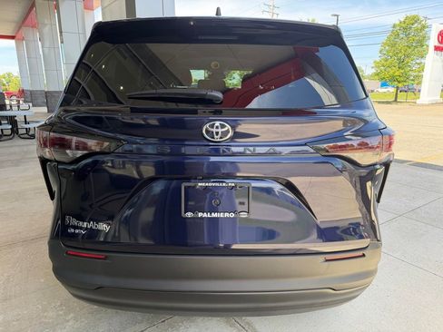 Used 2026 Toyota Sienna LE FWD image 4