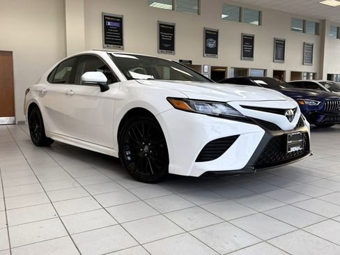 Used 2018 Toyota Camry SE w/ Moonroof Package FWD image 10