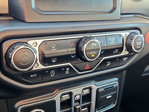 Used 2018 Jeep Wrangler Unlimited Sport S image 15