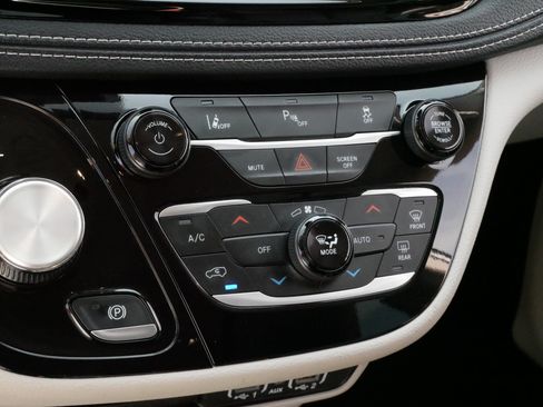 Used 2023 Chrysler Pacifica Touring-L FWD image 23