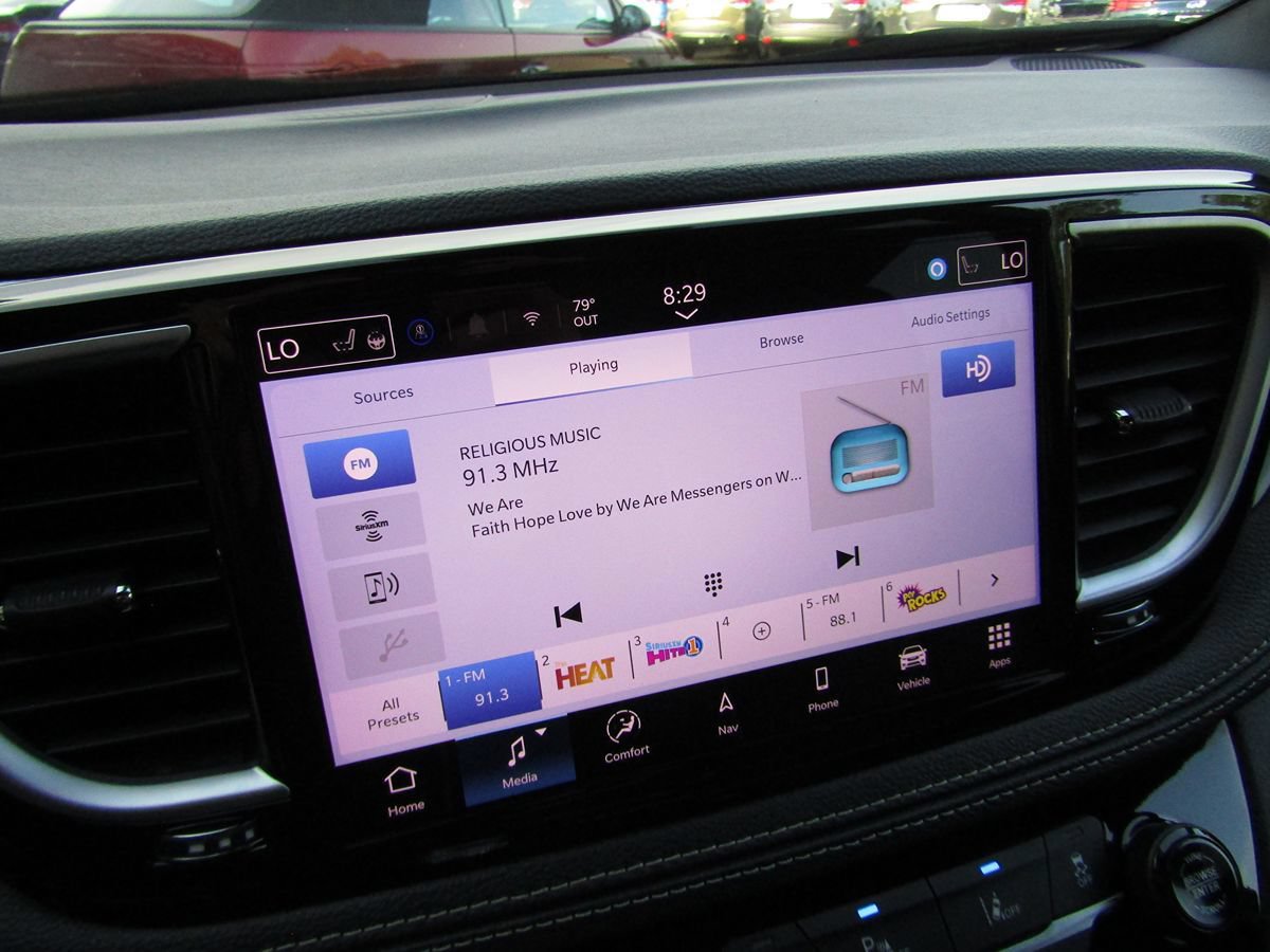 Used 2025 Chrysler Pacifica Limited FWD image 12