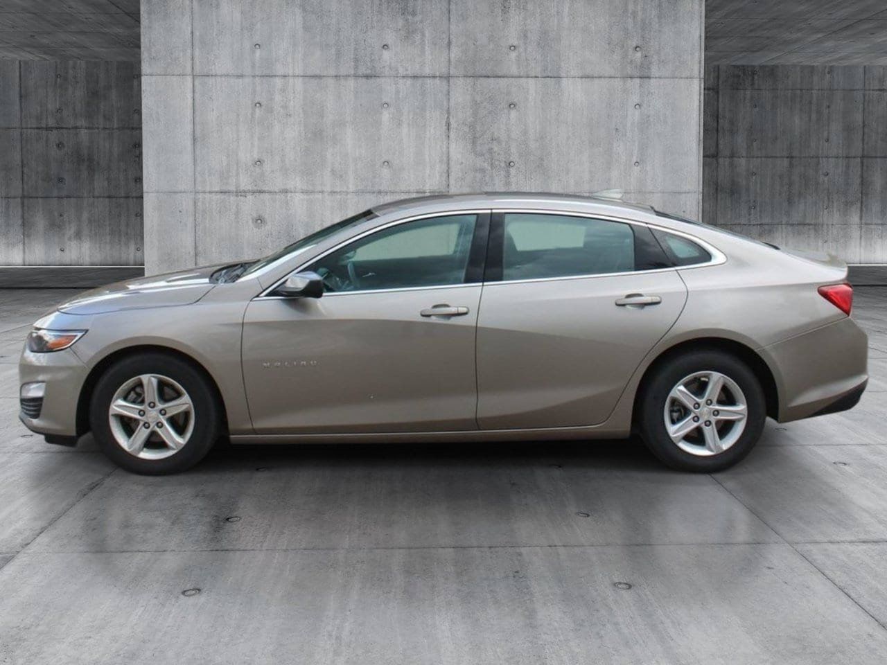 Used 2023 Chevrolet Malibu LT FWD image 2