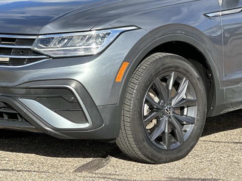 Used 2023 Volkswagen Tiguan SE w/ Panoramic Sunroof Package image 5