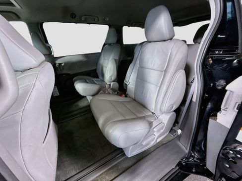 Used 2017 Toyota Sienna XLE w/ XLE Navigation Package FWD image 25