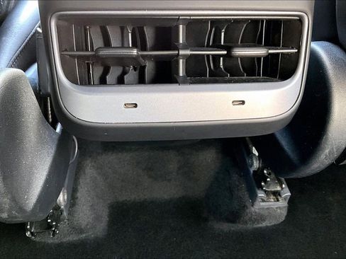 Used 2022 Tesla Model Y Long Range image 27