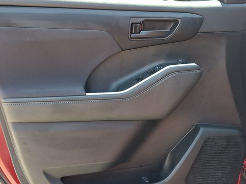Used 2020 Toyota Highlander LE AWD/4WD image 16