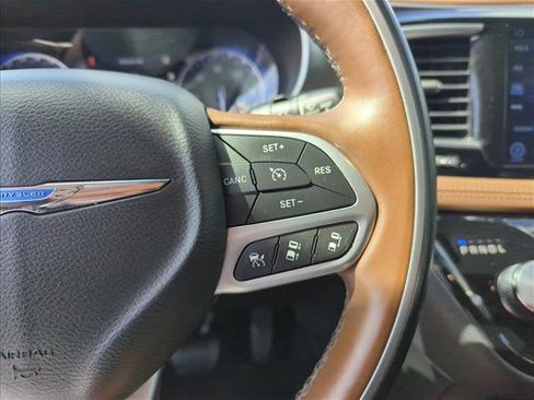 Used 2017 Chrysler Pacifica Limited w/ Advanced Safetytec Group FWD image 19