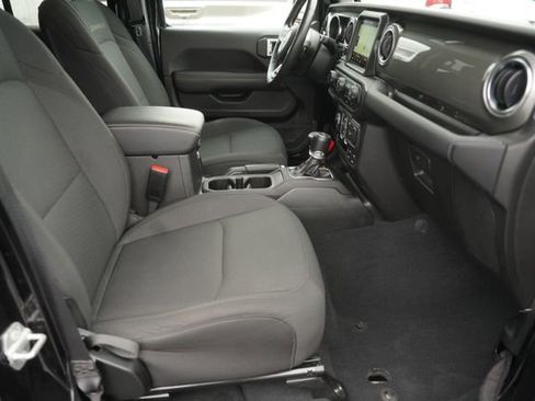 Used 2022 Jeep Wrangler Unlimited Sahara w/ Cold Weather Group image 18