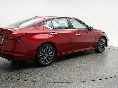 Used 2025 Nissan Altima 2.5 SV FWD image 9