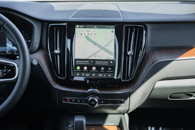 Certified 2024 Volvo XC60 T8 Plus w/ Climate Package AWD/4WD image 18
