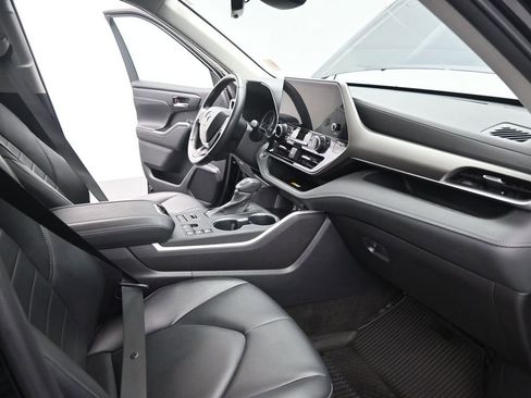 Used 2023 Toyota Highlander XLE AWD/4WD image 21