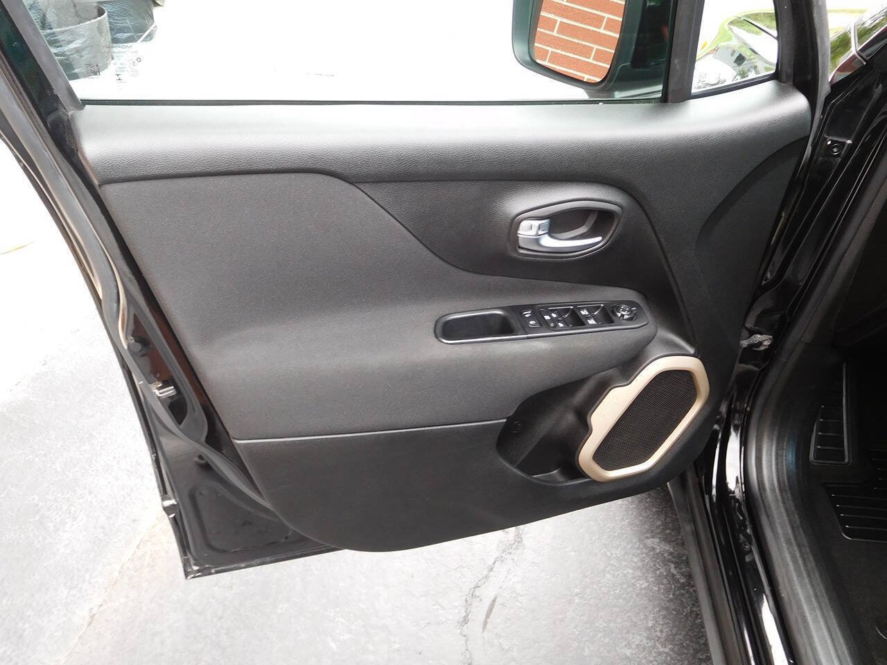 Used 2017 Jeep Renegade Latitude FWD image 16