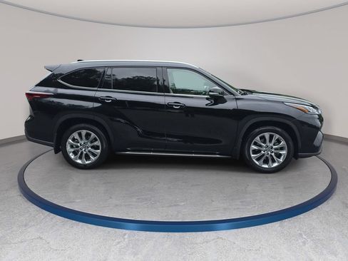 Used 2024 Toyota Highlander Limited AWD/4WD image 4