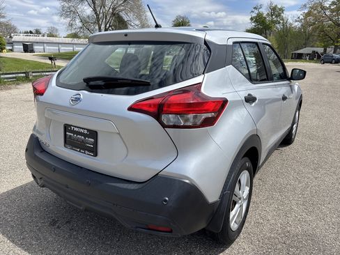 Used 2020 Nissan Kicks S FWD image 3