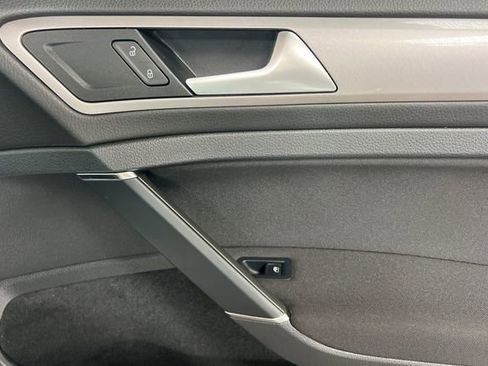 Used 2016 Volkswagen e-Golf SE image 21