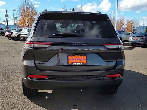 New 2025 Jeep Grand Cherokee Altitude image 7
