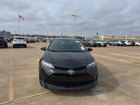Used 2017 Toyota Corolla LE image 3