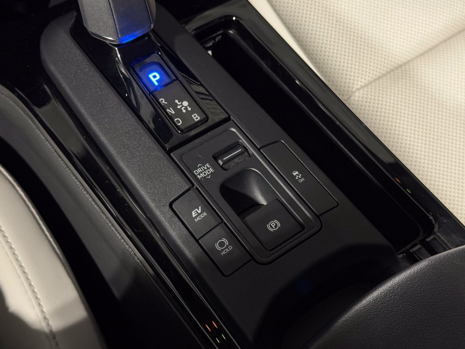 Used 2025 Toyota Prius XLE AWD/4WD image 22