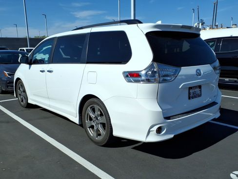 Used 2020 Toyota Sienna SE w/ Carpet Mat Package FWD image 3