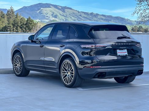 Certified 2023 Porsche Cayenne Platinum Edition image 3
