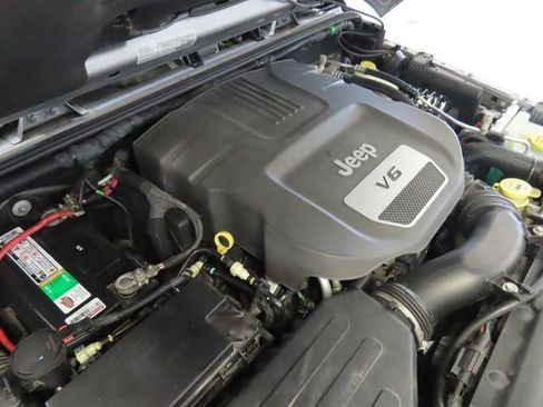 Used 2017 Jeep Wrangler Unlimited Sahara AWD/4WD image 34