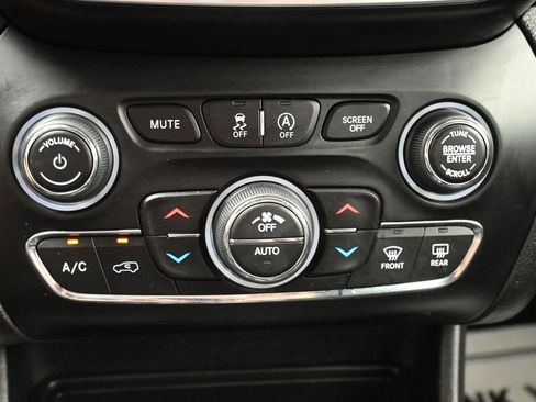 Used 2021 Jeep Cherokee Trailhawk w/ Technology Group image 29