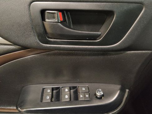 Used 2019 Toyota Highlander LE image 27