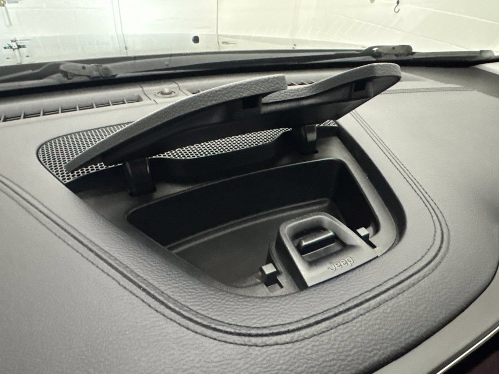 Used 2019 Jeep Cherokee Limited AWD/4WD image 36