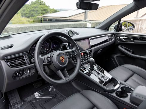 Certified 2026 Porsche Macan AWD/4WD image 4