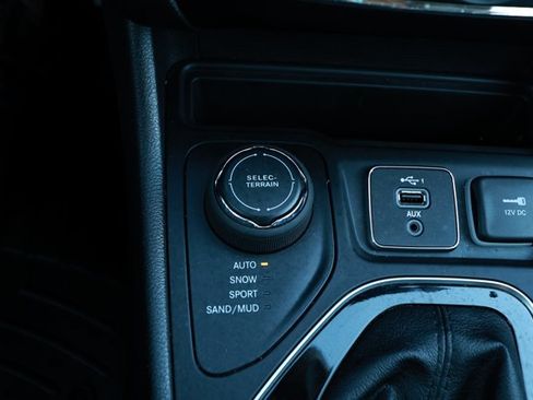Used 2020 Jeep Cherokee Limited w/ Technology Group AWD/4WD image 19