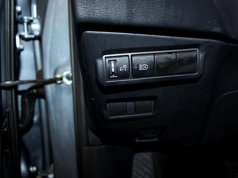 Used 2025 Toyota Corolla Cross XLE image 30