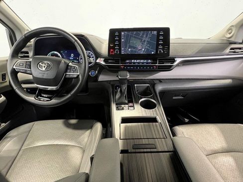 Used 2023 Toyota Sienna Limited image 21