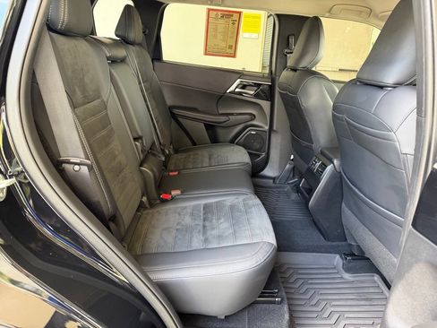 Used 2025 Mitsubishi Outlander SE FWD image 27