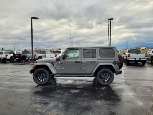 Used 2022 Jeep Wrangler Unlimited Sahara w/ Cold Weather Group image 7