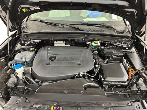 Used 2024 Volvo XC40 B5 Plus AWD/4WD image 11