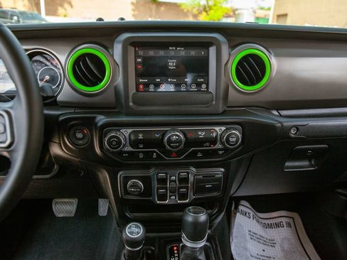 Used 2022 Jeep Gladiator Sport AWD/4WD image 15