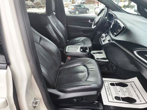 Used 2020 Chrysler Pacifica Touring-L image 20