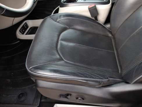 Used 2018 Chrysler Pacifica Limited w/ Tire & Wheel Group image 26