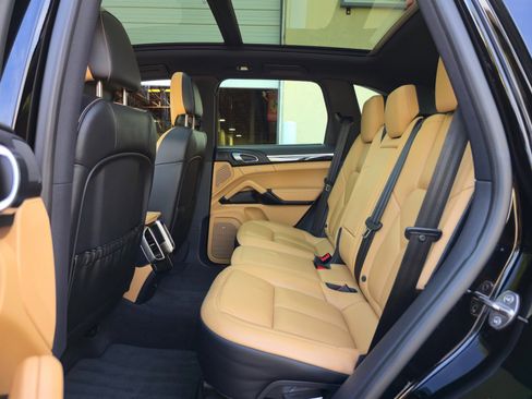 Used 2018 Porsche Cayenne S w/ Premium Package image 25