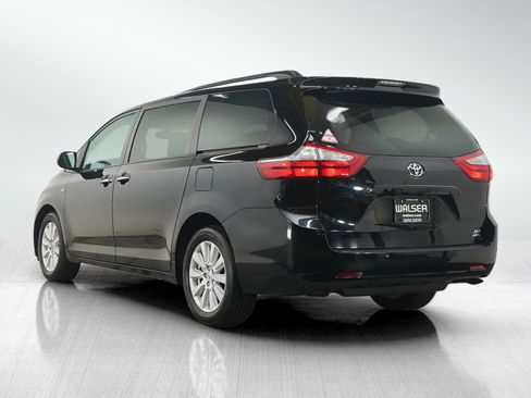 Used 2017 Toyota Sienna XLE image 3