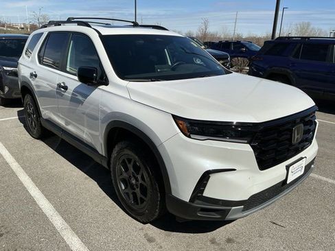 Used 2025 Honda Pilot TrailSport image 4