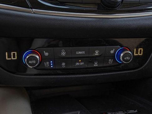 Used 2023 Buick Enclave Avenir image 25