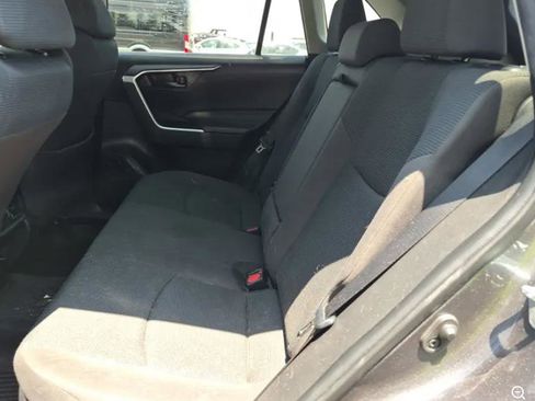 Used 2021 Toyota RAV4 LE AWD/4WD image 9