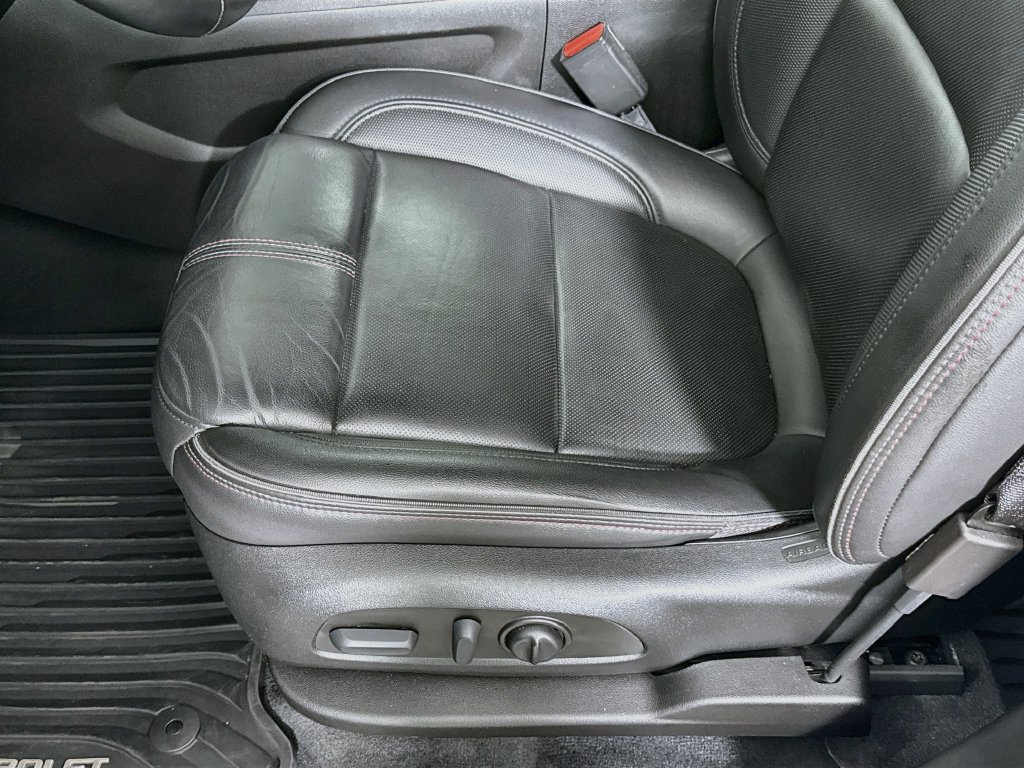 Used 2023 Chevrolet Traverse RS FWD image 20