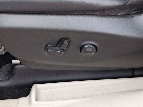 Used 2023 Chrysler Pacifica Touring-L image 13